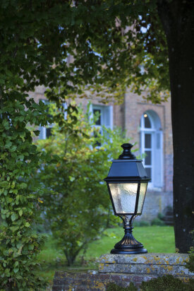 Avenue 4 06 | große Sockelleuchte Roger Pradier